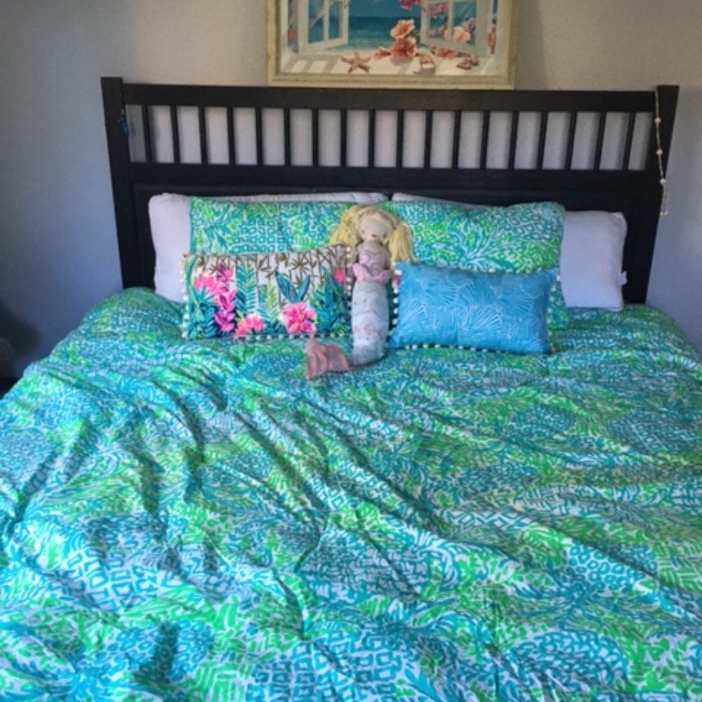 Lily Pulitzer Queen Size Comforter with Standard Shams